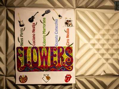 Il logo del gruppo, preso in prestito dalla copertina di "Flowers" dei Rolling Stones